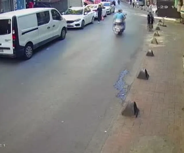 Beyoğlu’nda scooter kullanan 4 yaşındaki çocuğa motosiklet çarptı