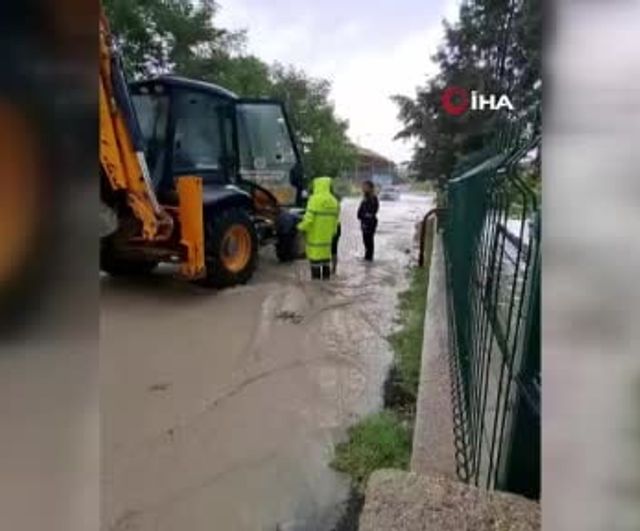 Beypazarı'nda sağanak yağış siteyi su bastı