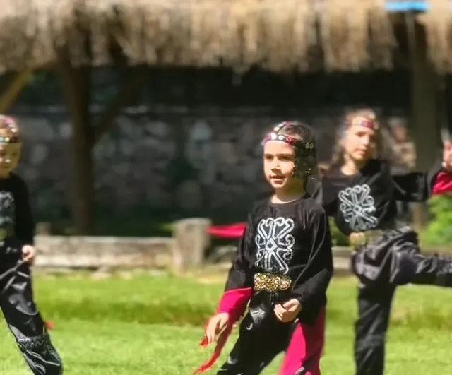 Bilecik'te anaokulu öğrencileri Kazak Türklerinin kıyafetleriyle 'Kartal Dansı'nı sahneledi