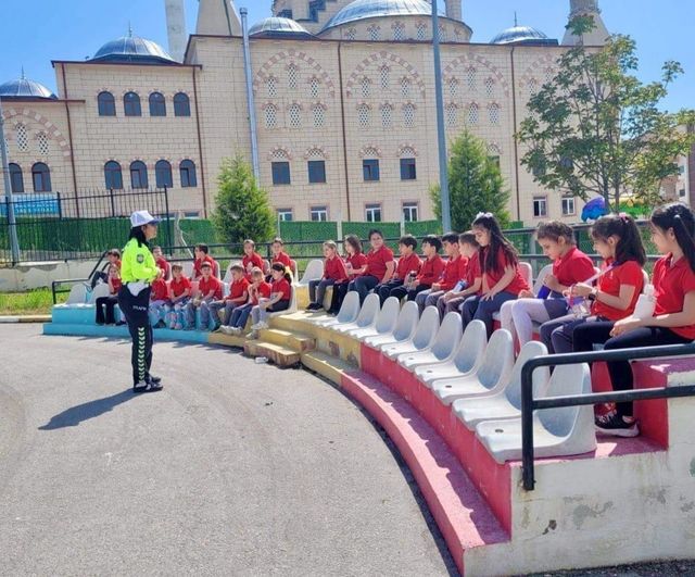 Bilecik’te 'Birlikte Güvenli Gelecek' projesi kapsamında ilkokul öğrencilerine trafik eğitimi