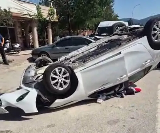 Bilecik'te otomobil refüje çarpıp devrildi