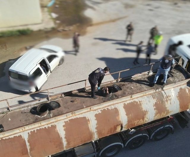 Bitlis'te yakıt tankerinde 30 düzensiz göçmen yakalandı