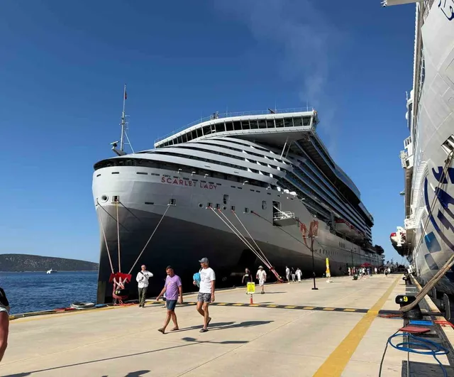 Bodrum'a aynı günde 2 dev kruvaziyerle 4 bin 625 yolcu geldi