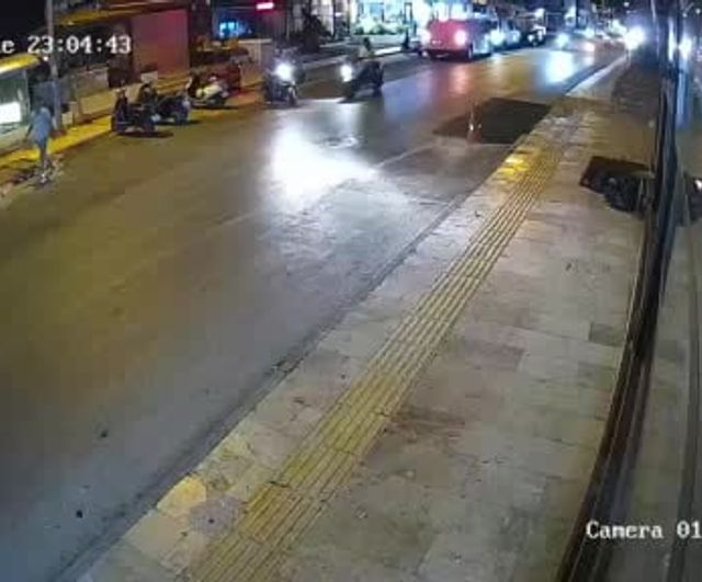 Bodrum'da iki kişinin yaralandığı motosiklet kazası güvenlik kamerasına yansıdı