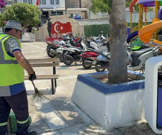 Bodrum sokaklarını müzik ve dansla temizliyor: Hüseyin Dağdevirir’in günlük mesaisi