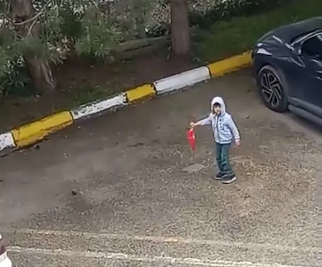 Bolu'da 5 yaşındaki Miraç Akpınar yerdeki Türk bayrağını kaldırdı