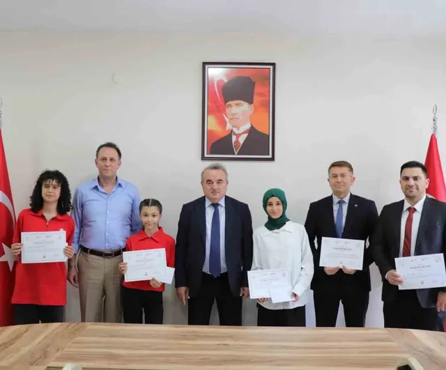 Bozüyük'te Türkiye Derecesi Elde Eden Öğrencilere Başarı Belgeleri Verildi