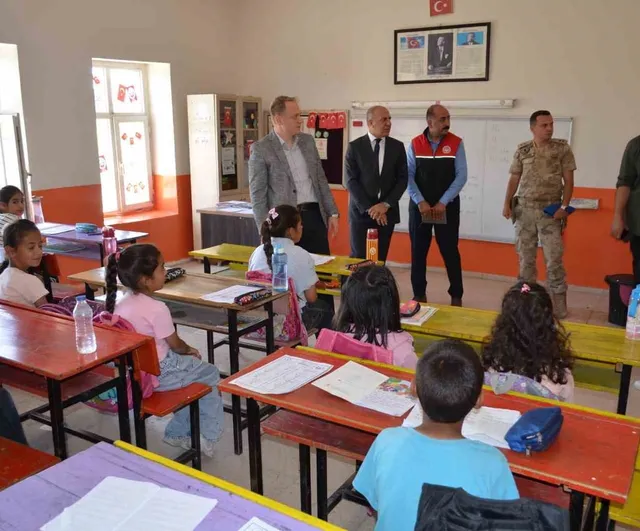 Bulanık kaymakamı Ömer Övünç Koşansu köy ziyaretlerinde talepleri dinliyor