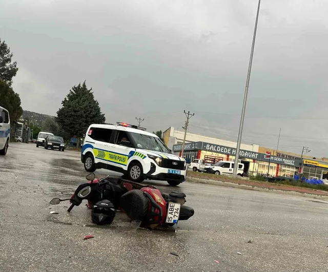 Burdur'da kavşakta motosiklet ile otomobil çarpıştı; 1 yaralı