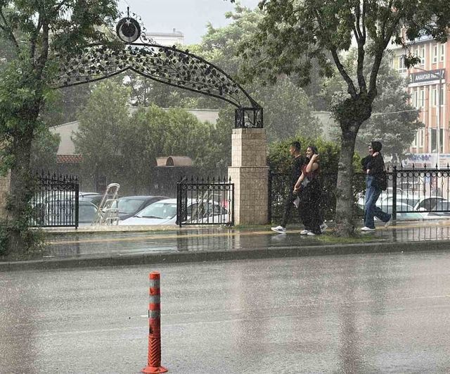 Burdur'da sağanak yağış: Meteoroloji ani sel ve su baskını uyarısı yaptı
