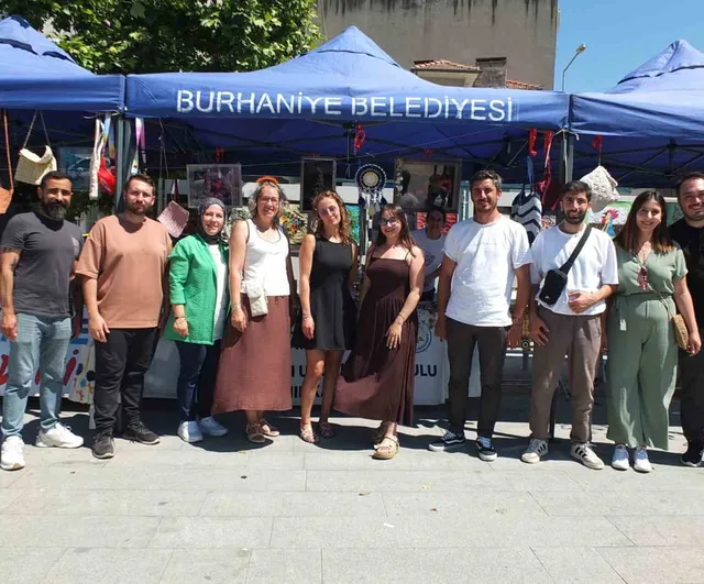 Burhaniye’de 11. Geleneksel El Sanatları ve Resim Sergisi: Özel Öğrencilerin Eserleri Cumhuriyet Meydanı’nda