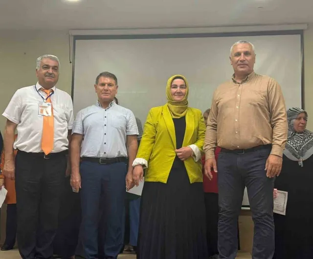 Burhaniye'de Hayat Boyu Öğrenme Haftası: Okuma Yazma Töreni ve Resim Sergisi Düzenlendi