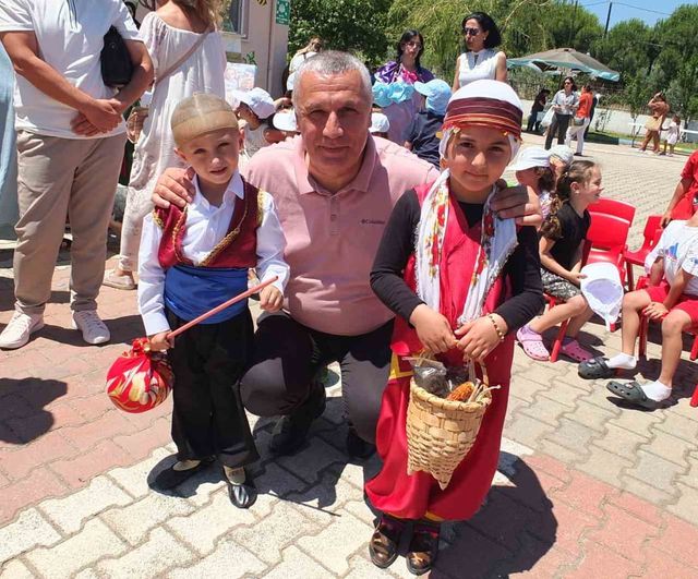 Burhaniye'de miniklerin 'Atıktan sanata, sanattan kahramanlara' defilesi ilgi gördü