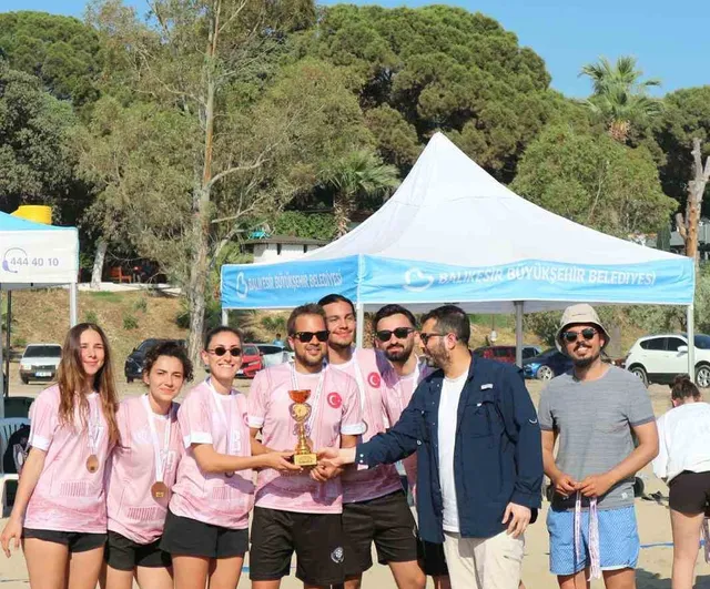 Burhaniye'de Plaj Korfbol Türkiye Şampiyonası Ören Plajı'nda tamamlandı