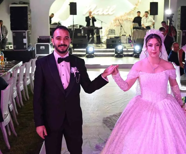Burhaniye'de protokolü buluşturan düğün: Eylül Karabaş ile Taner Dede evlendi