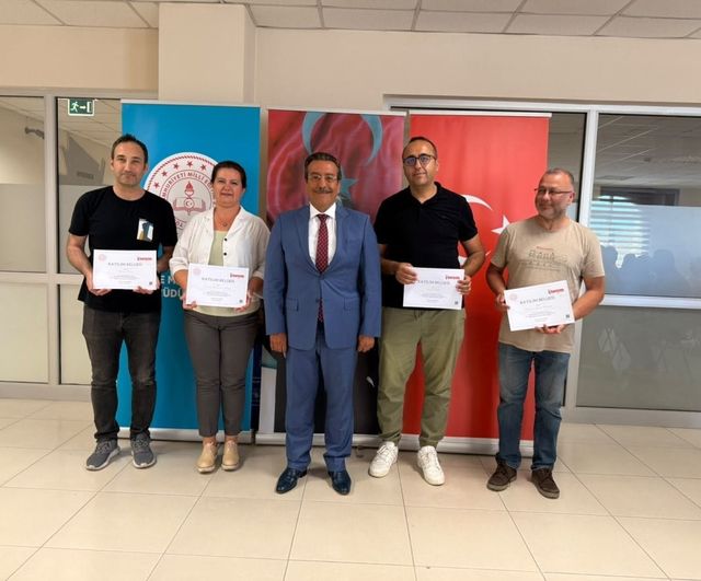 Burhaniye’de TÜBİTAK 4006 ve Harezmi Danışman Öğretmenlerine Belgeler Takdim edildi