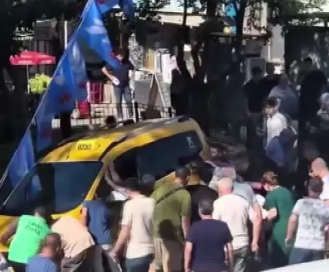 Bursa'da genç avukat taksinin altında kalarak ağır yaralandı