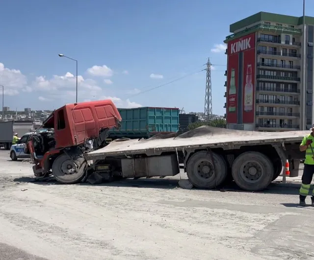 Bursa'da İzmir-İstanbul Otoyolu'nda 4 Araçlı Zincirleme Kaza: Tır Sürücüsü Yaşamını Yitirdi, 3 Yaralı