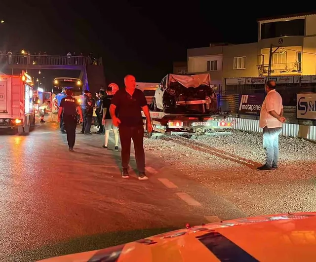 Bursa'da servis aracına arkadan çarpan otomobil: 6 yaralı