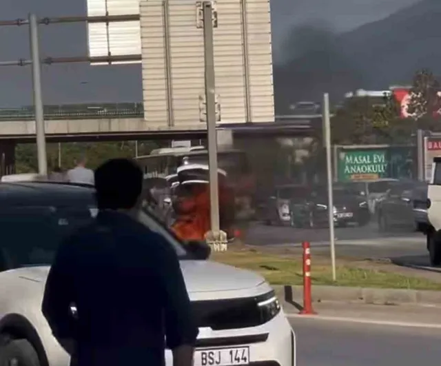 Bursa'da seyir halindeki otomobil alev aldı, itfaiye müdahalesiyle söndürüldü
