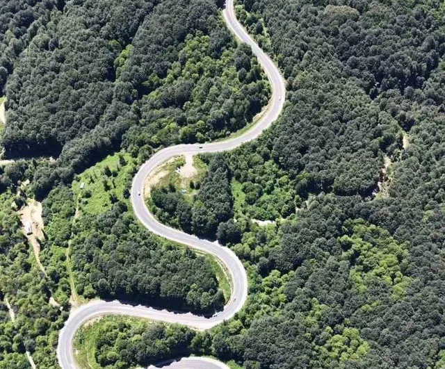 Bursa ile Domaniç arasındaki kıvrımlı yollar yeşil manzaralar sunuyor