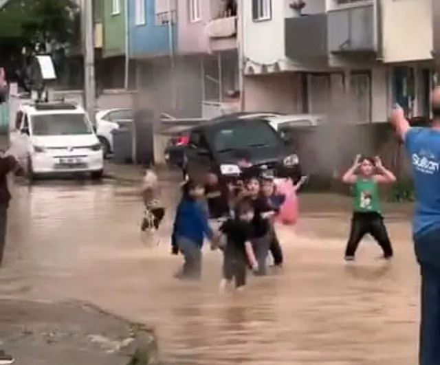 Bursa İnegöl'de Ani Sağanak ve Ceviz Büyüklüğünde Dolu Hayatı Olumsuz Etkiledi
