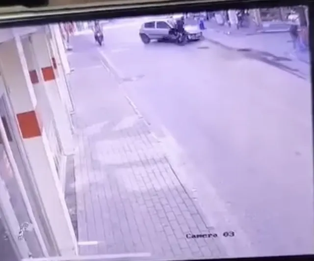 Bursa Osmangazi'de motosiklet ile otomobil çarpıştı; sürücü yara almadan kurtuldu