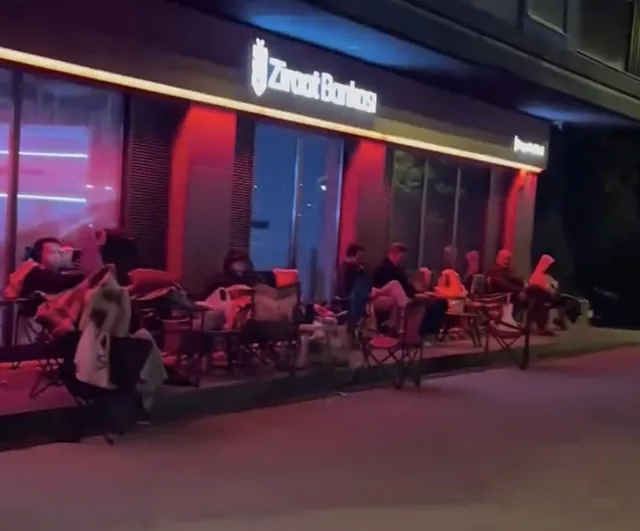Çanakkale’de kurasız TOKİ satışı için geceden kamp sandalyeleriyle beklediler