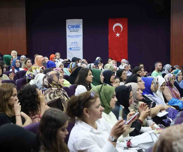 Canik'te 'Geleneksel Yöntemlerle Kadim Şifanın İzinde' konferansı yoğun ilgi gördü