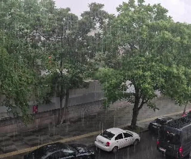 Çankaya'da sağanak sonrası ceviz büyüklüğünde dolu hayatı olumsuz etkiledi