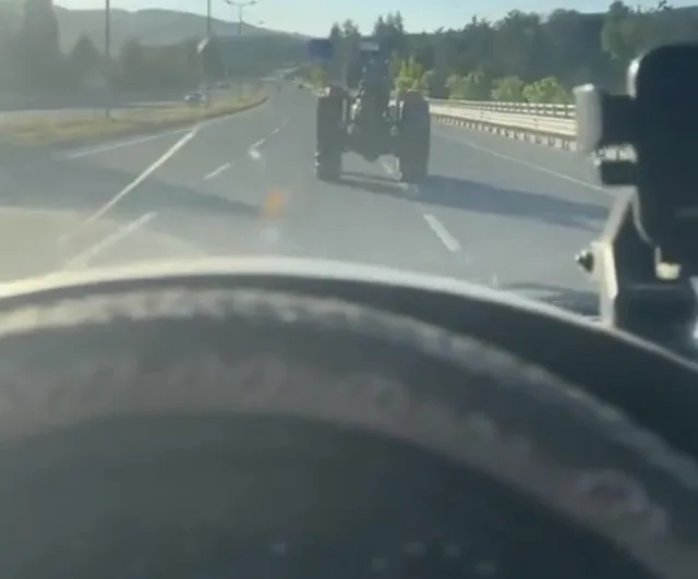 Çankırı'da hız sınırını aşan traktör 80 kilometre hızla giden aracı solladı
