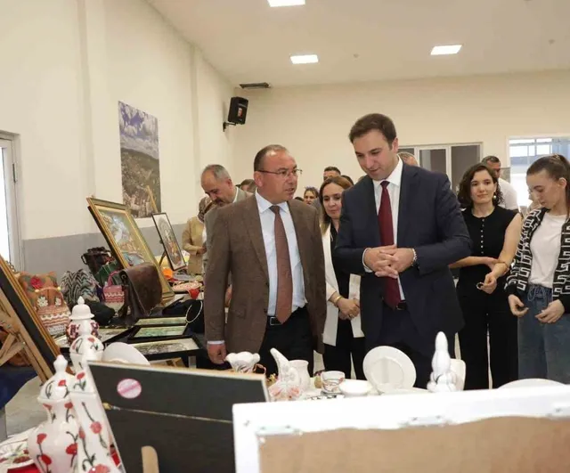 Çavdarhisar Halk Eğitim Merkezi yıl sonu sergisi yoğun katılımla açıldı