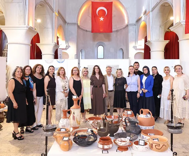 Çeşme Halk Eğitim Merkezi yıl sonu sergisi Aya Haralambos Kültür Merkezi'nde açıldı