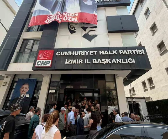 CHP İzmir il başkanlığında karanfil gerilimi