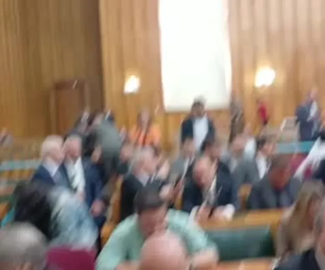 CHP Milletvekilleri 13.30'da Yapılacak Grup Toplantısı İçin Sabahtan Salonda Bekliyor