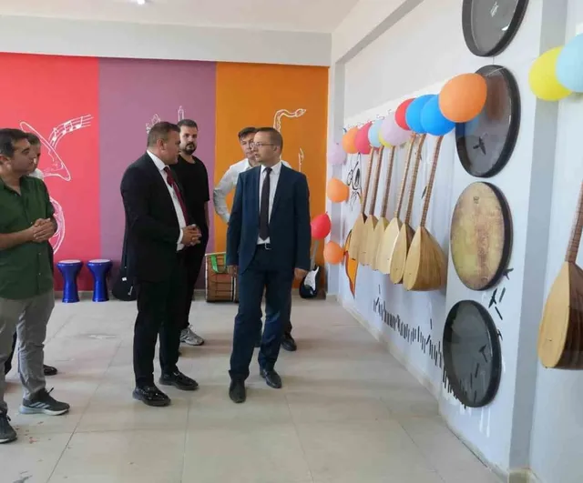 Cizre Güzel Sanatlar Lisesi'ne modern müzik atölyesi açıldı