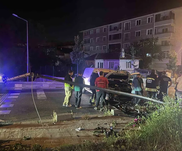 Çorlu'da hafif ticari araç aydınlatma direğine çarptı; sürücü yaralandı
