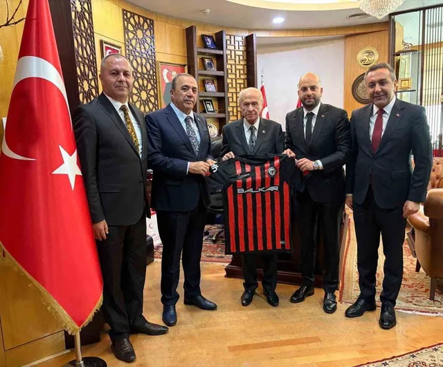 Çorum heyetinden Bahçeli'ye Süper Lig'e yükselen Çorum FK forması takdimi