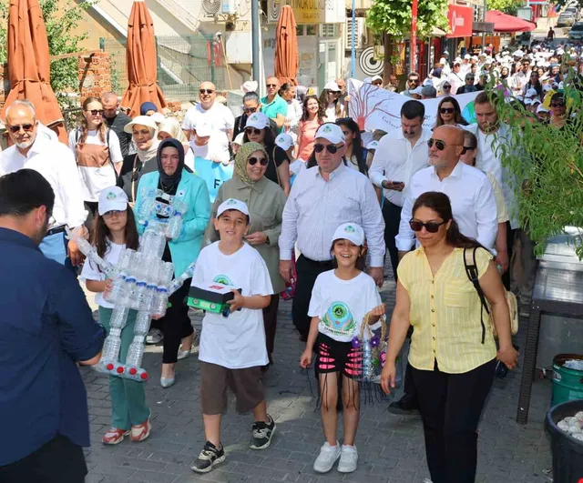 Darıca'da öğrenciler geri dönüşüm kıyafetleriyle podyuma çıktı