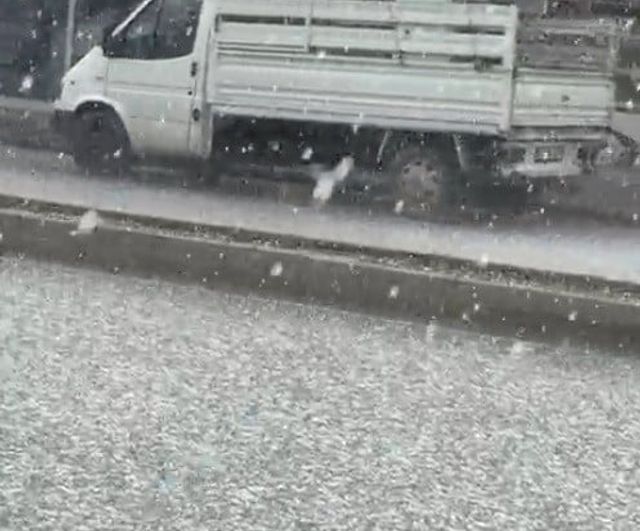 Demirözü'nde Öğleden Sonra Dolu Yağışı Etkili Oldu