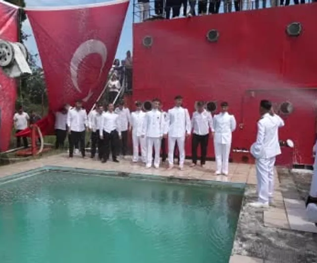 Denizci öğrenciler mezuniyeti havuza atlayarak kutladı