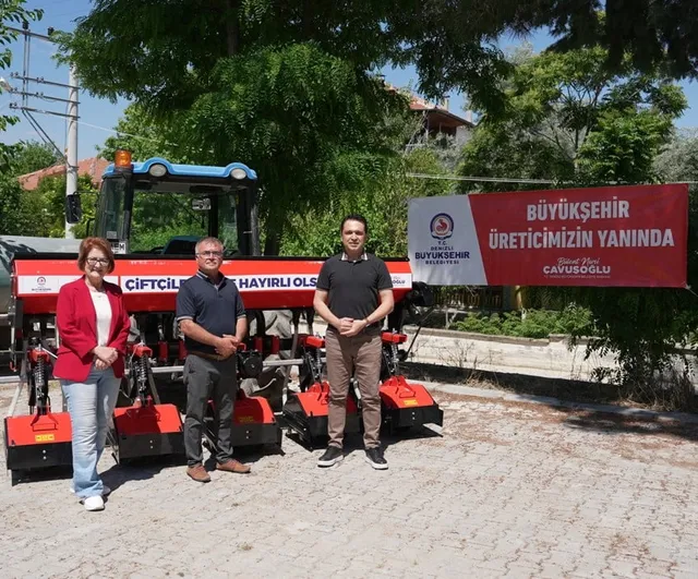 Denizli Büyükşehir'den Bozkurtlu üreticilere çapa makinesi desteği