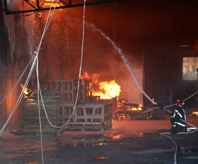 Denizli Pamukkale'de kauçuk fabrikası yangını: İtfaiye köpükle müdahale ediyor