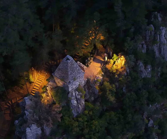 Diagoras’ın Piramit Mezarı, Marmaris Turgut’ta gece aydınlatmasıyla yeni görünüm kazandı