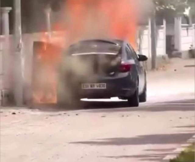 Diyarbakır'da Seyir Halindeki Otomobil Alev Aldı, Sürücü Kurtuldu