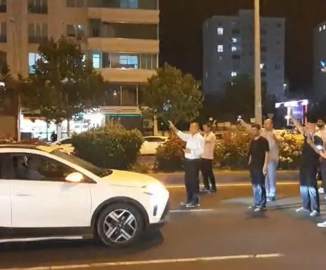 Diyarbakır'da vatandaşlar Fırat Bulvarı'nı kısa süreliğine trafiğe kapattı