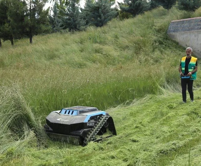 Diyarbakır'da yeni nesil hibrit ot biçme robotları filoya katıldı