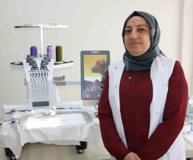 Diyarbakır Olgunlaşma Enstitüsünde yapay zeka destekli ve 60-65 yıllık nakış makineleri yan yana