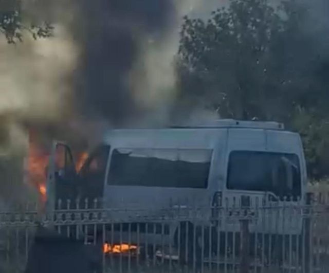 Diyarbakır Yenişehir'de seyir halindeki minibüs yanarak kullanılamaz hale geldi