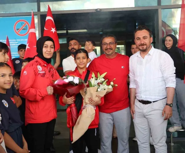 Dünya şampiyonu Ayşegül Açık’a coşkulu karşılama